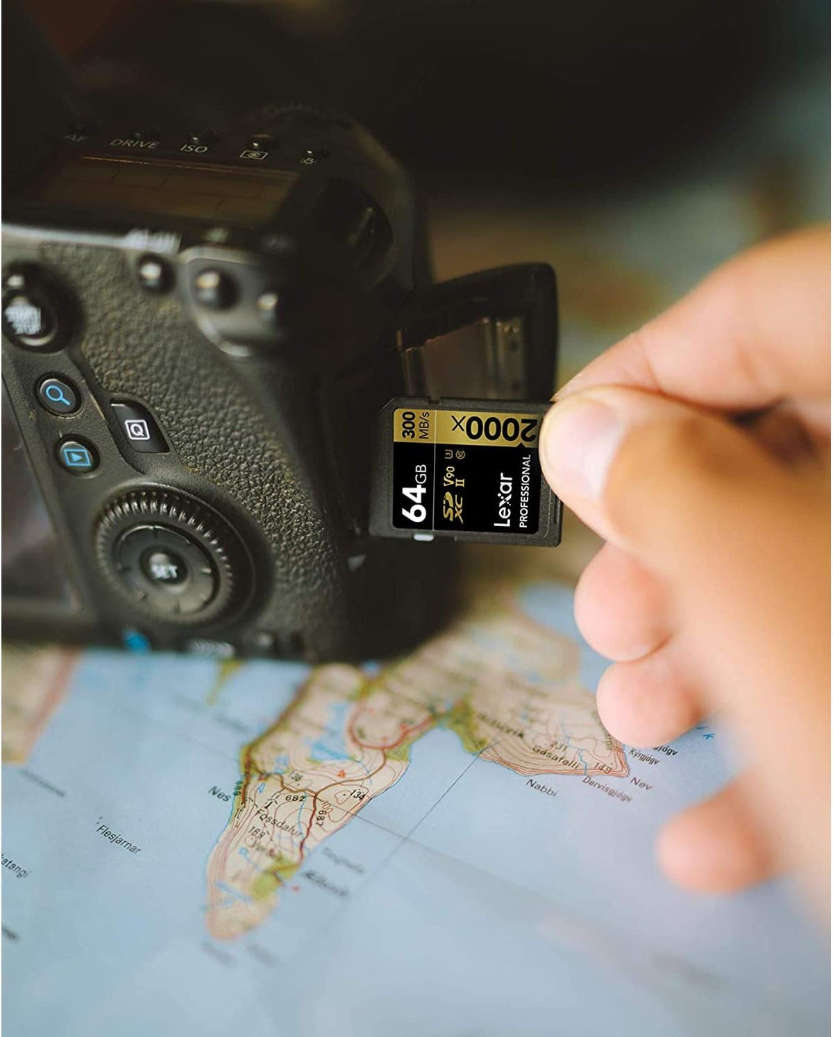 Pack of 3 64GB (192GB Total) SDXC UHS-II Memory Cards with Reader & Case J529062