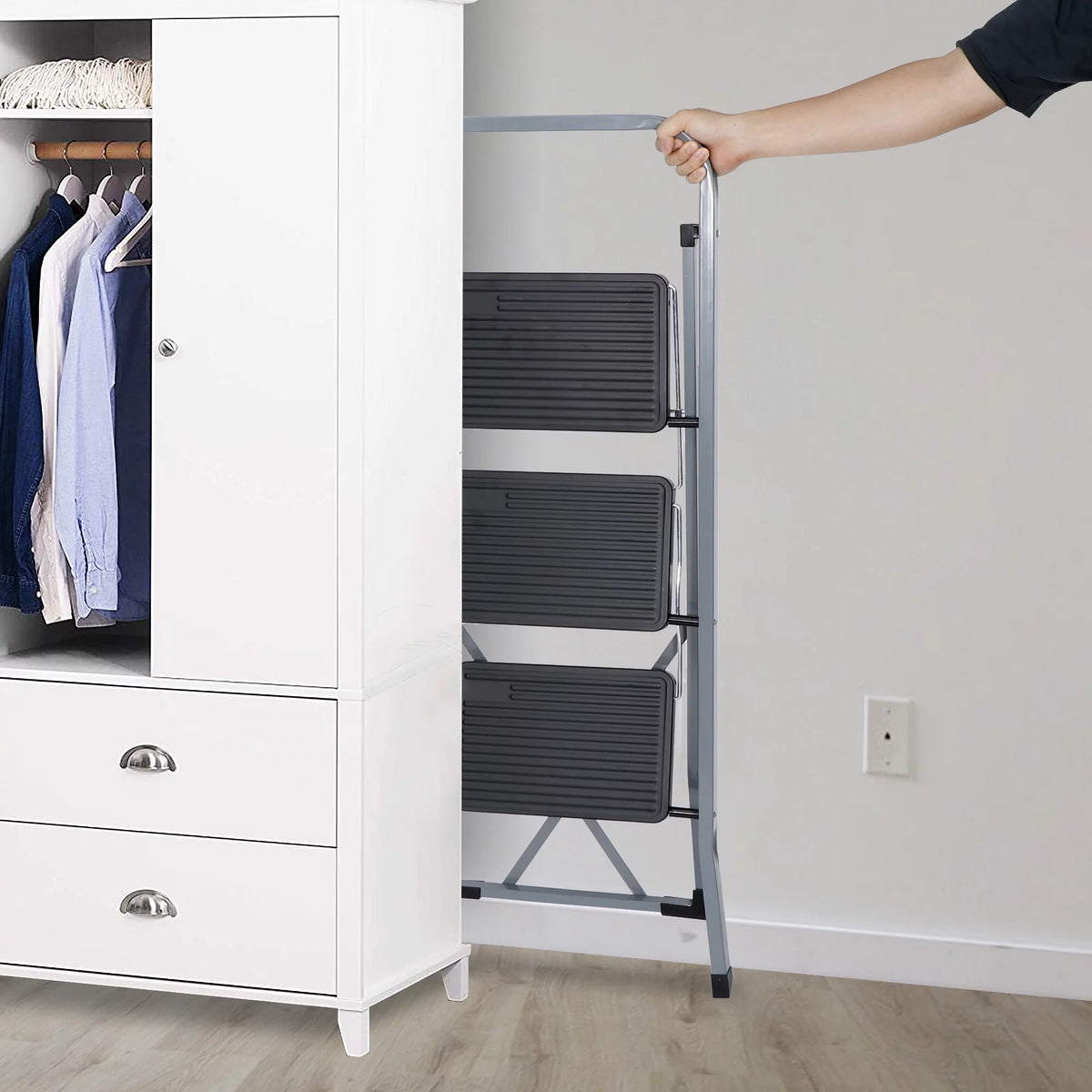 Folding 3-Step Steel Ladder with Handgrip Q5410